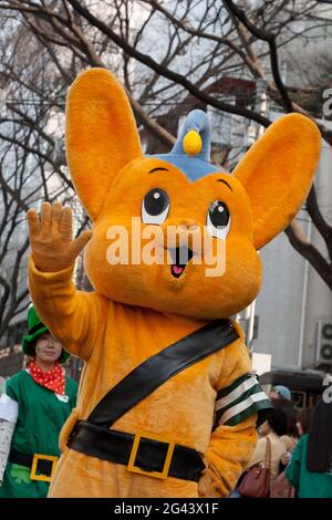 Pi-Pokhun, das Maskottchen der japanischen Polizei, bei der St. Patrick`s Day Parade in Omotesando, Tokio, Stockfoto